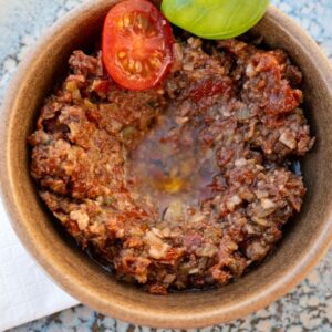 Assiette de couteaux et tapenade